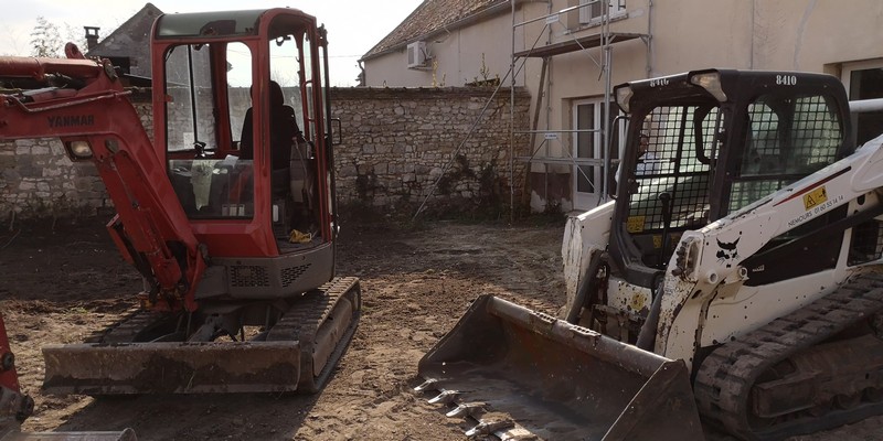 Tonte, taille, abattage de haies, mini pelle avec chauffeur