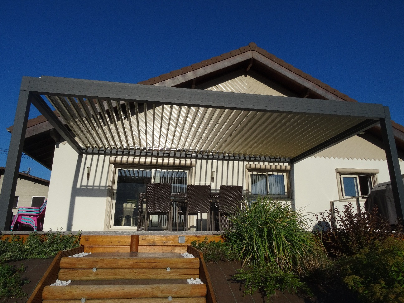 Protéger une terrasse : 4 solutions pour vous abriter du soleil