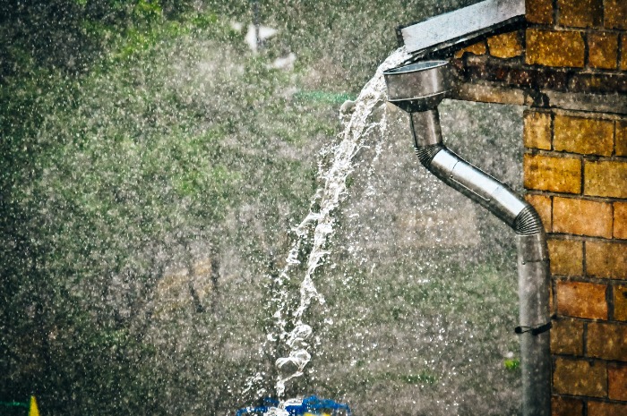 Récupération de l’eau de pluie : pourquoi y penser et comment choisir la cuve appropriée ?
