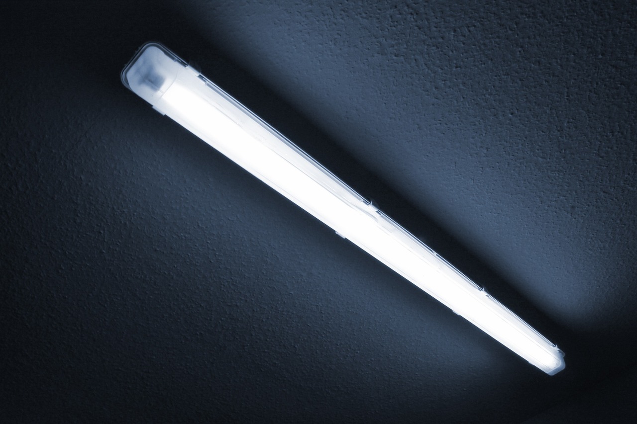 Guide étape par étape pour l’installation facile des néons LED dans votre bureau