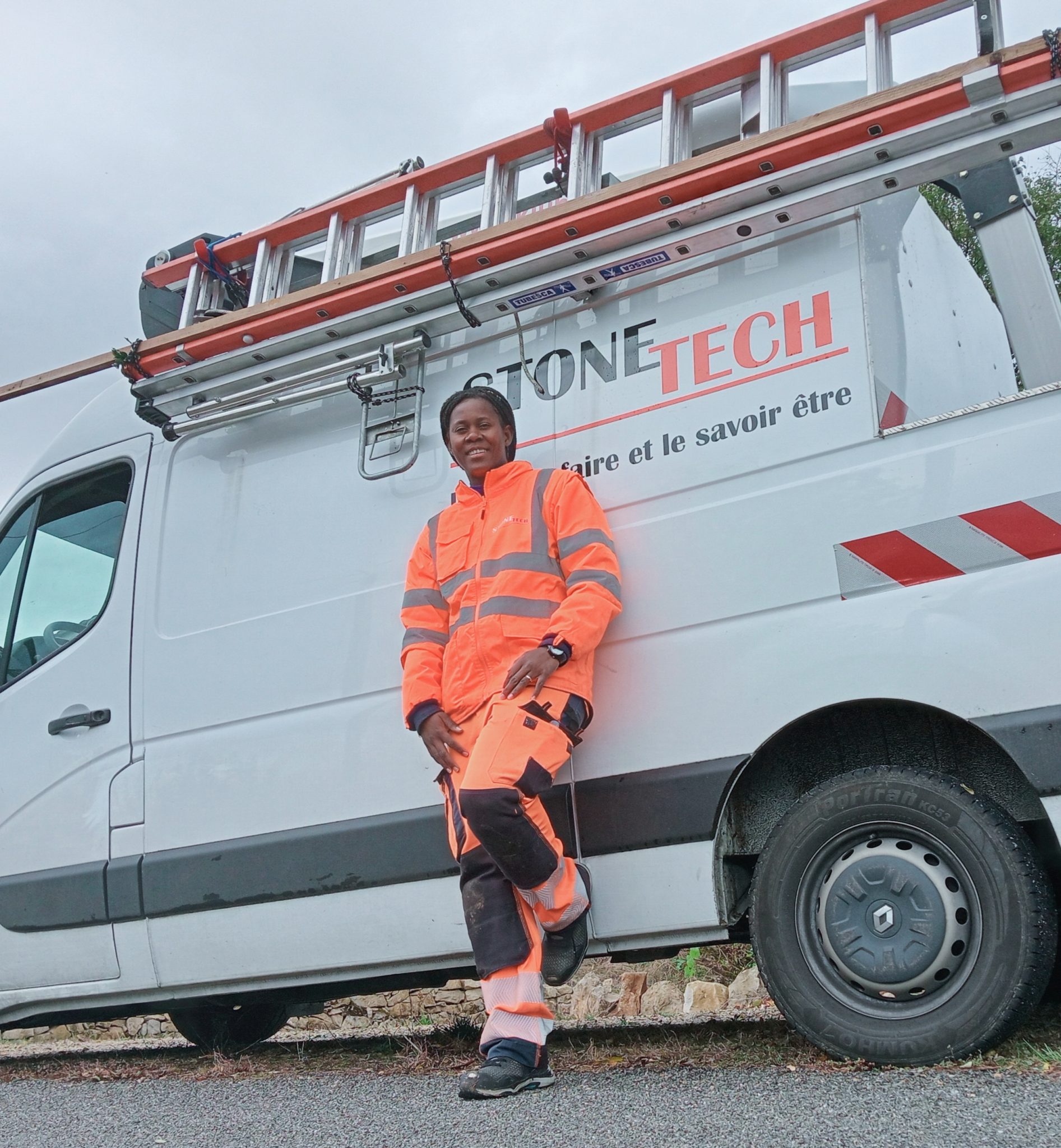 Logo de STONE TECH, société de travaux en Installation électrique : rénovation complète ou partielle